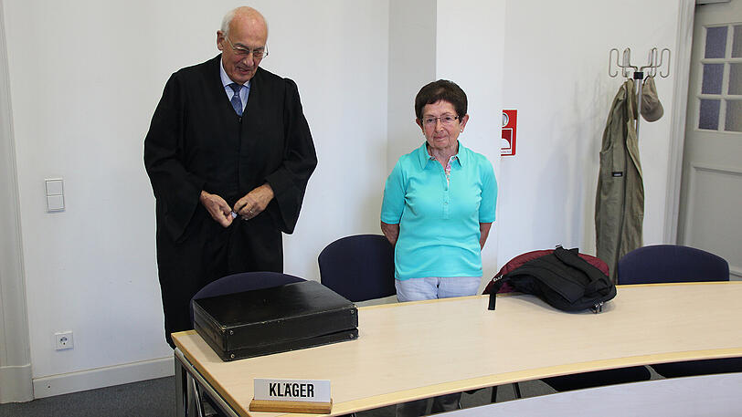Die Klägerin mit ihrem Anwalt Frank Zillich.