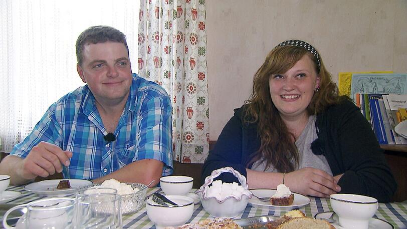 Der fleißige Milchbauer Peter (26) und Vanessa (24) aus Bayern trinken mit der ganzen Bauernfamilie Kaffee.