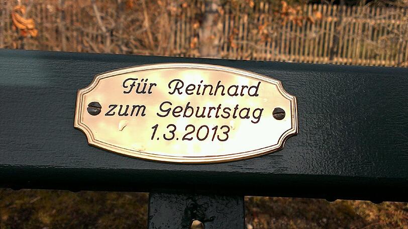 Im Englischen Garten und Nymphenburger Schlosspark haben Münchner tausende Plaketten mit Widmungen auf Parkbänken angebracht.