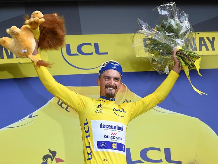 Mit seinem Etappensieg hat sich Julian Alaphilippe auch das Gelbe Trikot des Gesamtführenden geholt.