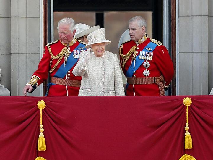 Die Queen mit ihren Söhnen Charles und Andrew.