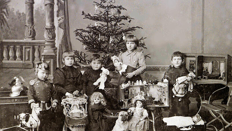Weihnachten 1870 in München. Im Mittelpunkt: der Christbaum. Weihnachten 1870 in München. Im Mittelpunkt: der Christbaum.