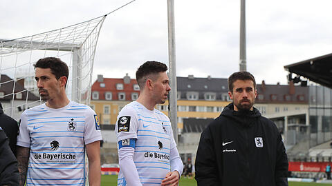 Müssten sich nach der enttäuschenden Niederlage gegen Verl den Fans stellen: Die Löwen-Kicker um Marcel Bär (M.) und Stefan Lex (r.).
