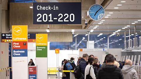 Problemlose Abfertigung am Flughafen Köln/Bonn zum Auftakt der Osterferien.