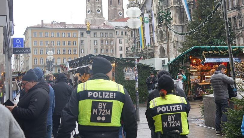 Die Polizei erhöht nach dem Attentat in Magdeburg ihre Präsenz auch auf dem Münchner Christkindlmarkt. Die Polizei erhöht nach dem Attentat in Magdeburg ihre Präsenz auch auf dem Münchner Christkindlmarkt.