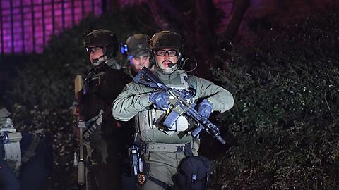 Nachbarn der Universität wurden aufgefordert, ihre Häuser nicht zu verlassen. Nachbarn der Universität wurden aufgefordert, ihre Häuser nicht zu verlassen.