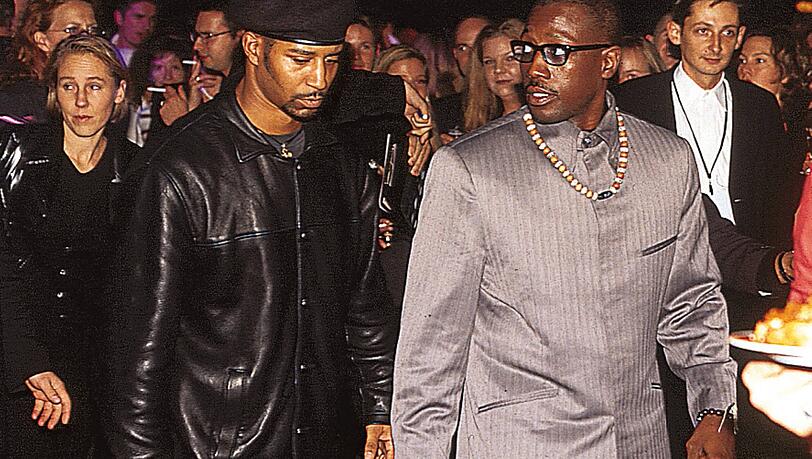 Hollywood-Star Wesley Snipes (rechts) betritt im November 1998 nach der Premiere von "Blade" begleitet von einem Bodyguard das Babylon im Kunstpark Ost. Hollywood-Star Wesley Snipes (rechts) betritt im November 1998 nach der Premiere von "Blade" begleitet von einem Bodyguard das Babylon im Kunstpark Ost.