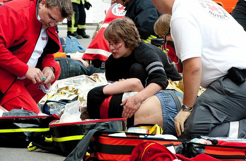 Polizei, Feuerwehr und Technisches Hilfswerk (THW)proben in Ausgbsurg den Ernstfall: Bei einer nachgestellten Massenpanik infolge gezündeter Feuerwerkskörper probten mehr als 900 Beteiligte am Samstag, wie 120 teils schwer verletzte Fußballfans in der Impuls-Arena versorgt oder in Krankenhäuser gebracht werden können.