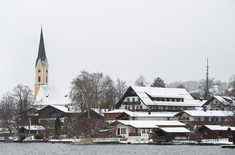 Auch am Schliersee liegt der Schnee auf den Hausdächern.