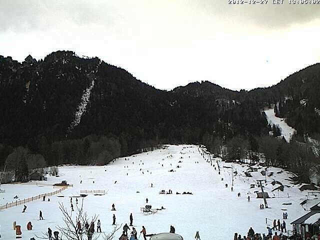 Ein ganz normaler Wintertag: Am Streidlhang bei Lenggries zeigt die Webcam die Skischulen in voller Aktion.