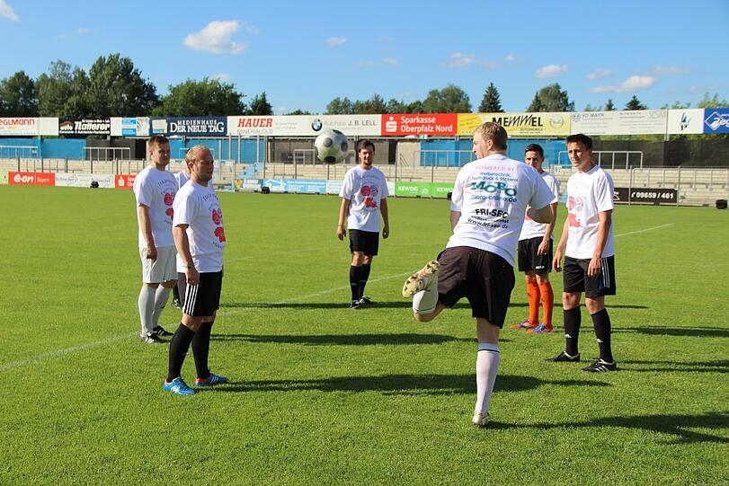 Ausnahmezustand vor Guardiolas erstem Spiel in Weiden: Die AZ war schon da und zeigt in der Bilderstrecke, was die Bayern dort erwartet.
