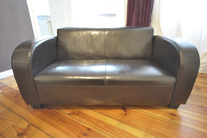 "Das ist mein Ledersofa im guten gebrauchten Zustand zum gemeinsamen oder alleinigen kuscheln an", schreibt Micaela Schäfer auf eBay.
