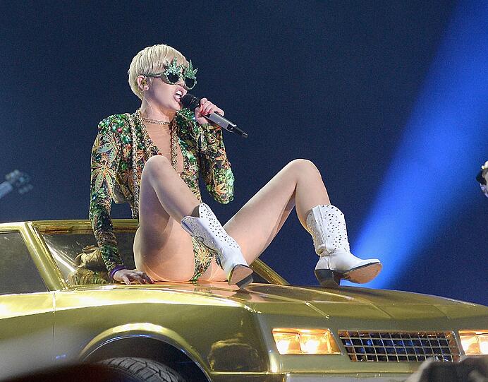 Provokant: Miley Cyrus im knappen Outfit auf ihrer "Bangerz"-Tour in L.A.