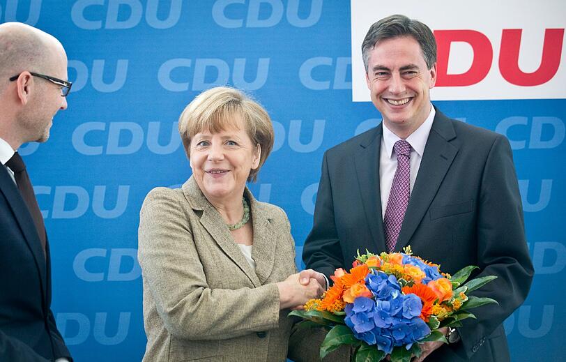 Bundeskanzlerin Angela Merkel (CDU) gratuliert dem Spitzenkandidaten der CDU zur Europawahl, David McAllister (r) am 26.05.2014 in Berlin vor Beginn der Sitzung des CDU-Bundesvorstands im Konrad-Adenauer Haus, während CDU-Generalsekretär Peter Tauber danebensteht.