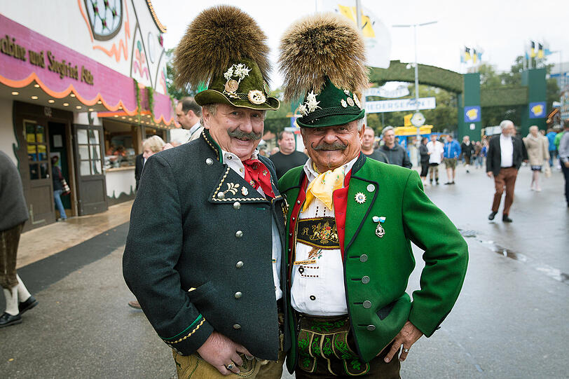 Royalisten mit Gamsbart: Rico und Dada zu Besuch auf der diesjährigen Wiesn &ndash; sie sind die Vorstände des Augsburger König-Ludwig-Vereins.