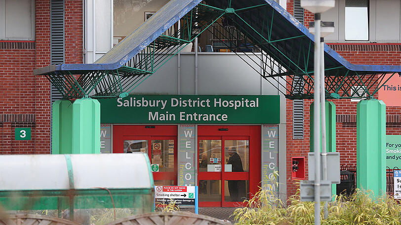 Blick auf den Eingangsbereich des Salisbury District Krankenhauses. Die vergangene Woche mit einer Nowitschok-Vergiftung ins Krankenhaus eingelieferte Britin ist gestorben.