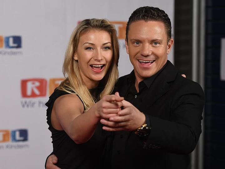 Die Sängerin Anna-Carina Woitschack (l) und Trompeter Stefan Mross kommen zum RTL-Spendenmarathon. Foto: Henning Kaiser/Archiv