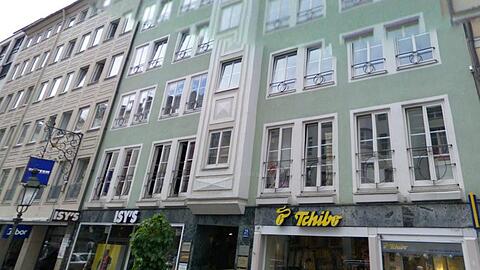 Über die Erdgeschossfassade des Hauses Sendlinger Straße 25 wird diskutiert.