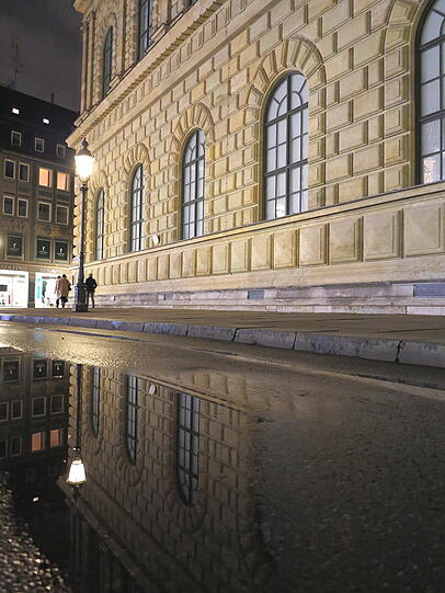 Spiegelnde Impressionen vom nächtlichen Max-Joseph-Platz.