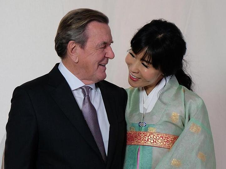 Altbundeskanzler Gerhard Schröder und seine südkoreanische Frau Soyeon Schröder-Kim bei einem Empfang im Berliner Hotel Adlon.