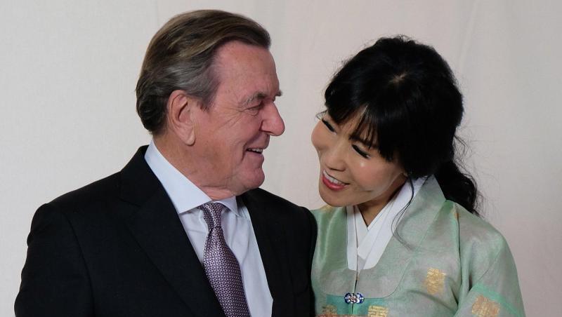 Altbundeskanzler Gerhard Schröder und seine südkoreanische Frau Soyeon Schröder-Kim bei einem Empfang im Berliner Hotel Adlon. Altbundeskanzler Gerhard Schröder und seine südkoreanische Frau Soyeon Schröder-Kim bei einem Empfang im Berliner Hotel Adlon.