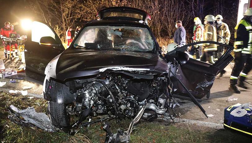 Bei dem schweren UNfall starb eine Frau, zwei weitere Personen wurden schwer verletzt.