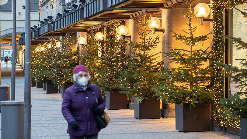 Lichterglanz und sehr viel Freiraum an den letzten Adventstagen vor Weihnachten. Ohne Gedrängel kann diese Dame durch die Fußgängerzone flanieren und die geschmückten Bäume vorm Oberpollinger genießen. Lichterglanz und sehr viel Freiraum an den letzten Adventstagen vor Weihnachten. Ohne Gedrängel kann diese Dame durch die Fußgängerzone flanieren und die geschmückten Bäume vorm Oberpollinger genießen.