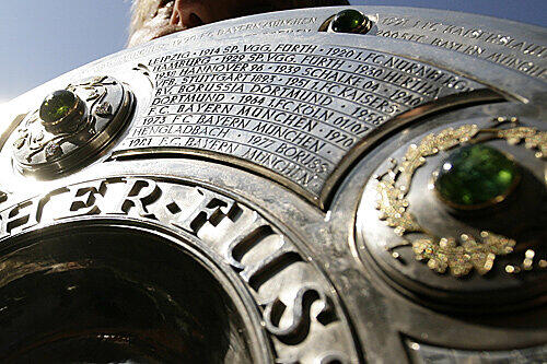 Die Meisterschale, derzeit noch im Besitz des abgeschlagenen Titelverteidigers VfB Stuttgart, wird den Bayern erst am 34. Spieltag überreicht.