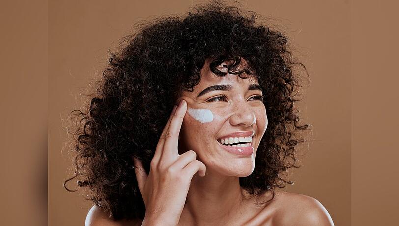 Der Beauty-Trick Moisture Sandwich bringt trockene Haut wieder zum Strahlen.