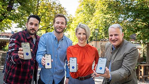 Präsentieren die Safe-Now-App: Roman Lehmann (Pacha), Tilman Rumland, Bürgermeisterin Katrin Habenschaden, Christian Schottenhamel (v. li.).