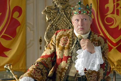 In &bdquo;Das tapfere Schneiderlein&ldquo; braucht König Ernst (Axel Milberg) einen mutigen Helden, der sein Reich vor bösen Riesen rettet.