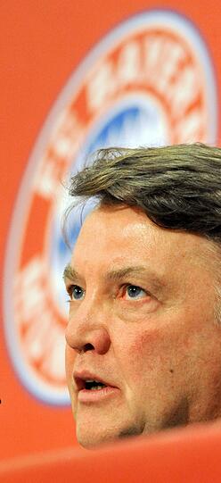 HARTELIJK WELKOM: Am 1. Juli 2009 tritt Louis van Gaal sein Amt beim FC Bayern an und schwärmt in seiner Antrittsrede. &bdquo;Die Kultur von Bayern München passt zu mir. Das Lebensgefühl passt mir wie ein warmer Mantel. Mia san mir! Wir sind wir! Und ich bin ich!&ldquo;, sagt der Niederländer. &bdquo;Selbstbewusst, dominant, ehrlich, arbeitsam, innovativ. Aber auch warm und familiär.&ldquo; Und in vielen Dingen eigen.