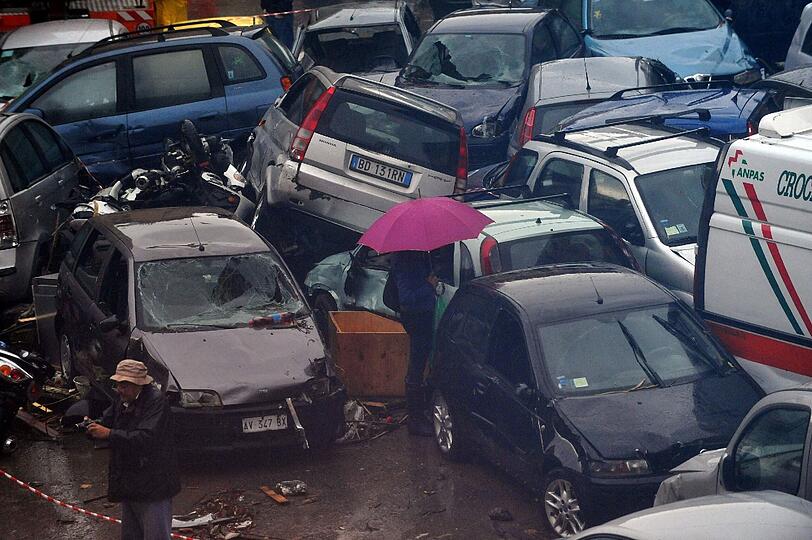 Schwere Unwetter in Italien haben in den letzten zwei Wochen mindestens 16 Menschen das Leben gekostet - Ende des Regens nicht vor Ende der Woche.