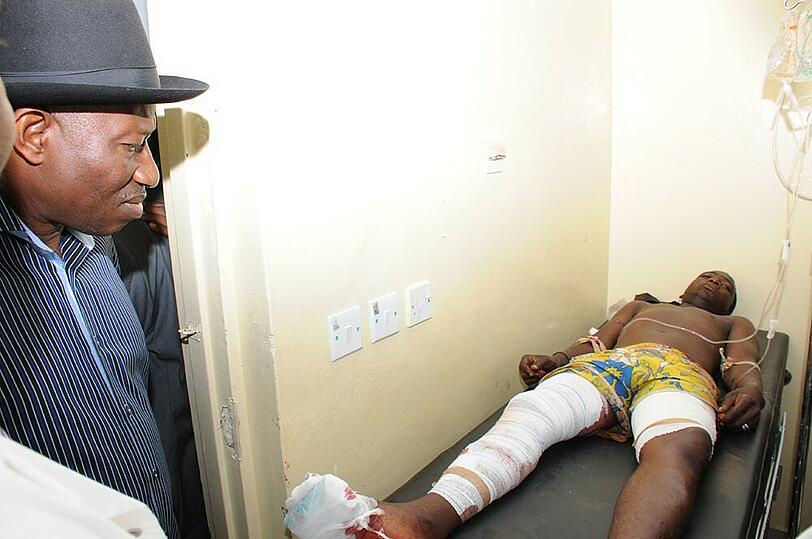 Der nigerianische Präsident Goodluck Jonathan besucht die verletzten Opfer des Bombenanschlags im nigerianischen Abuja.