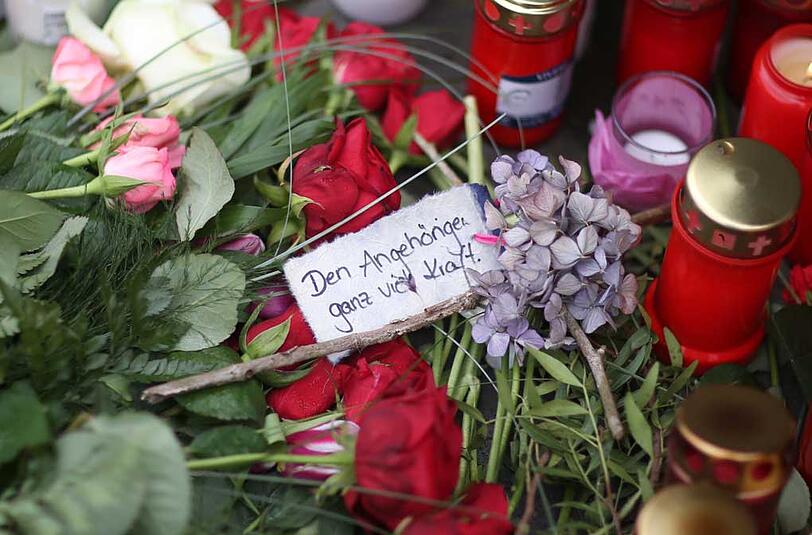"Viel Kraft den Angehörigen" steht auf dieser Karte. Die Information über den vorsätzlich herbeigeführten Absturz der Germanwings-Maschine macht das Trauma der Hinterbliebenen noch schlimmer.
