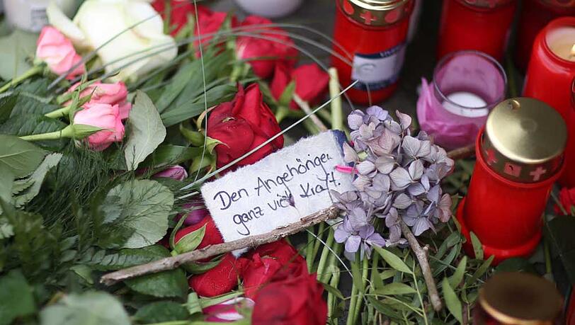 "Viel Kraft den Angehörigen" steht auf dieser Karte. Die Information über den vorsätzlich herbeigeführten Absturz der Germanwings-Maschine macht das Trauma der Hinterbliebenen noch schlimmer. "Viel Kraft den Angehörigen" steht auf dieser Karte. Die Information über den vorsätzlich herbeigeführten Absturz der Germanwings-Maschine macht das Trauma der Hinterbliebenen noch schlimmer.