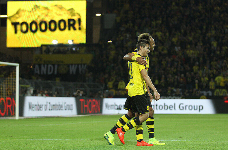 Pierre-Emerick Aubameyang (r)und Raphael Guerreiro bejubeln das 3:1 gegen Freiburg.