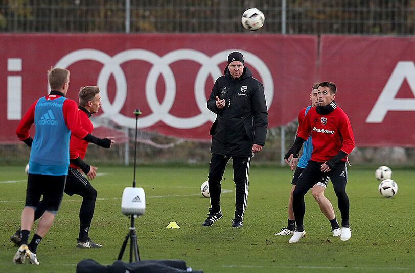 Am Montag stand Trainer Maik Walpurgis beim FC Ingolstadt erstmals mit seiner neuen Mannschaft auf dem Trainingsplatz.