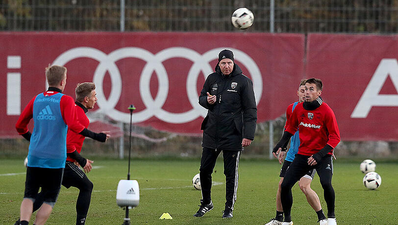 Am Montag stand Trainer Maik Walpurgis beim FC Ingolstadt erstmals mit seiner neuen Mannschaft auf dem Trainingsplatz. Am Montag stand Trainer Maik Walpurgis beim FC Ingolstadt erstmals mit seiner neuen Mannschaft auf dem Trainingsplatz.