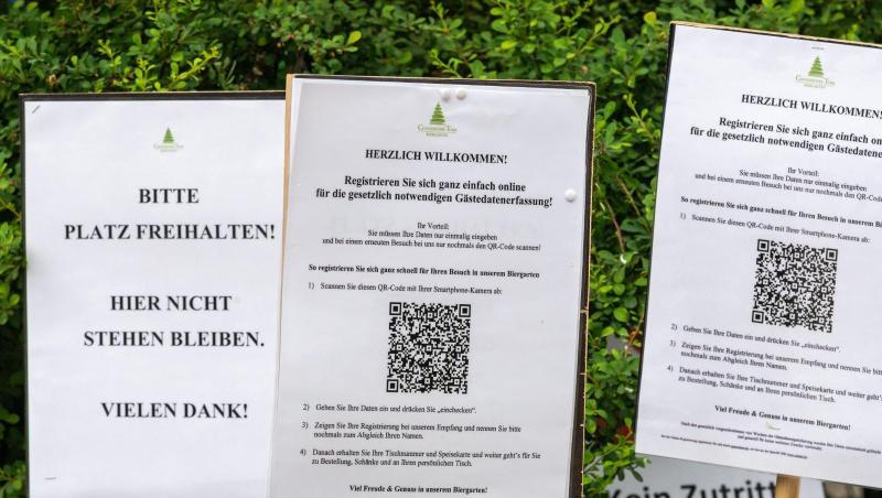 In der Corona-Krise: diverse Hinweisschilder vor einem Biergarten in Münchens Englischem Garten. In der Corona-Krise: diverse Hinweisschilder vor einem Biergarten in Münchens Englischem Garten.
