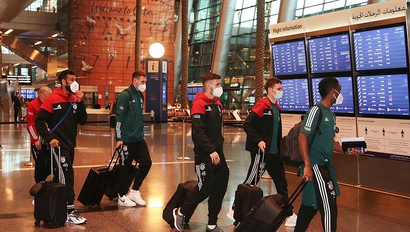 Die Bayern bei der Ankunft am Flughafen in Doha.