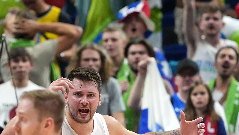 Sloweniens Starspieler Luka Doncic (M) zeigt sich vom Spielverlauf gegen Polen frustriert.
