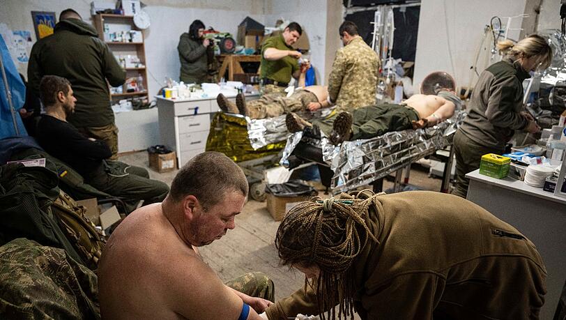 In einem ukrainischen Feldlazarett nahe Bachmut werden verwundete Soldaten behandelt.