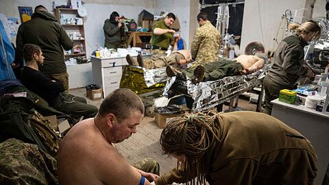 In einem ukrainischen Feldlazarett nahe Bachmut werden verwundete Soldaten behandelt.