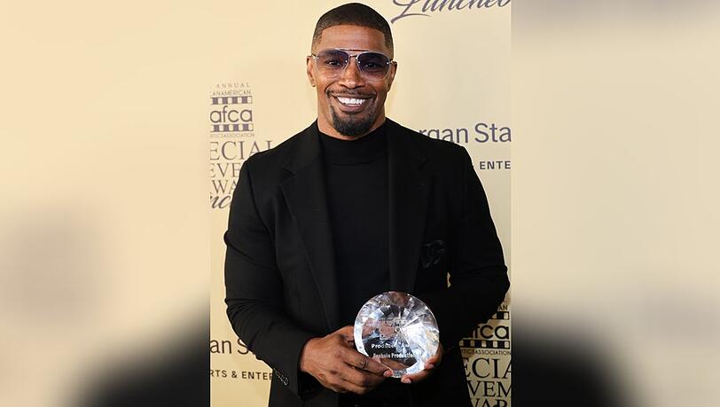 Mit Sonnenbrille und komplett in Schwarz gekleidet hat Jamie Foxx die Auszeichnung in Los Angeles am 3. März entgegengenommen.
