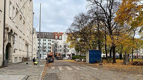 Die Interims-Marktstandl sind weg an der n&ouml;rdlichen Arcisstra&szlig;e entlang des Elisabethplatzes. Autos d&uuml;rfen k&uuml;nftig wieder durchfahren zur Elisabethstra&szlig;e.