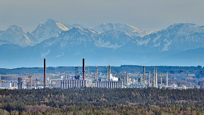 Der Staatsforst zwischen Alt&ouml;tting und Marktl mit den Chemiebetrieben in Burghausen und der Alpenkette im Hintergrund.