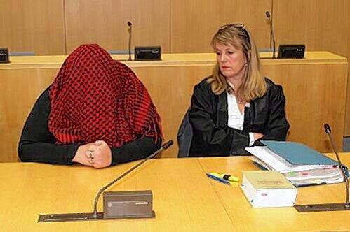 Im Gerichtssaal verbarg Birgit W. (22) ihr Gesicht unter einem großen, roten Tuch.