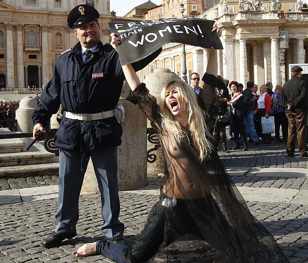 Wilder Protest in Rom: Die Aktionsgruppe Femen ist wieder mal angerückt, und kämpft für mehr Frauenrechte. Wieder halbnackt.