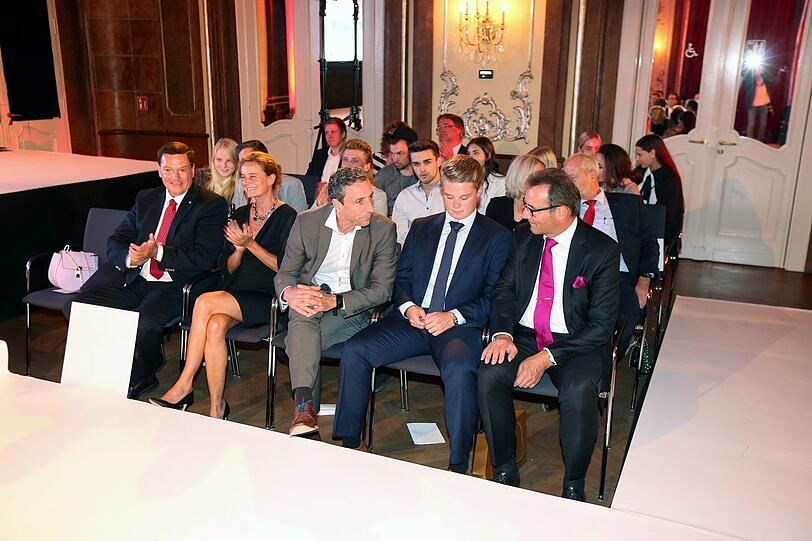 Der AZ-Modelcontest feiert Finale im Silbersaal des Deutschen Theaters. Am Ende war es Jeannie, die die Jury am meisten überzeugt hat. Die 23-Jährige ist die neue Schöne Münchnerin. Die Bilder des Galaabends zum Durchklicken.